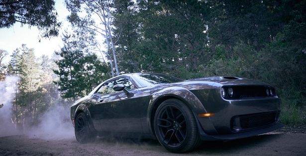 【写真を見る】70歳のリーアム・ニーソンが愛車のダッジ・チャレンジャー SRT ヘルキャットで爆走する！(『ブラックライト』)