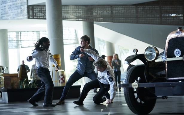 クラシックカーを壊さないで！繰り広げられるアクションに思わずヒヤヒヤ…(『ブラックライト』)