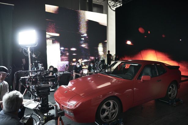 編集長が乗る真っ赤なボディのポルシェ 944ターボ(『ブラックライト』)