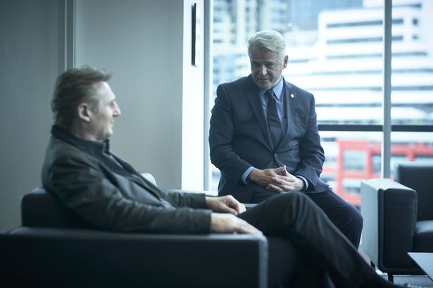 トラヴィスはかつての戦友であるFBI長官から潜入捜査官を救出する任務を受けている(『ブラックライト』)