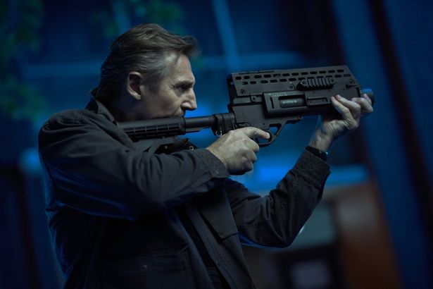 格闘アクション、銃撃戦と激しい見せ場を次々と披露するリーアム・ニーソン(『ブラックライト』)