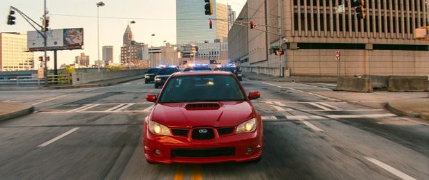 真っ赤なスバルのインプレッサWRXを手足のように操るハイテンションなカーアクションが美しい(『ベイビー・ドライバー』)