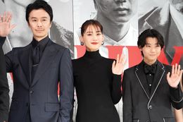 綾瀬はるか、長谷川博己ら『リボルバー・リリー』の豪華キャストが発表！ランウェイを闊歩した