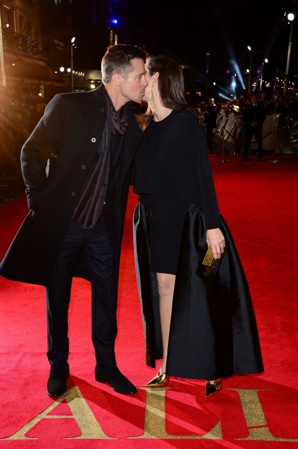 【写真を見る】衝撃！ブラッド・ピットとマリオン、これはキスしてる…？