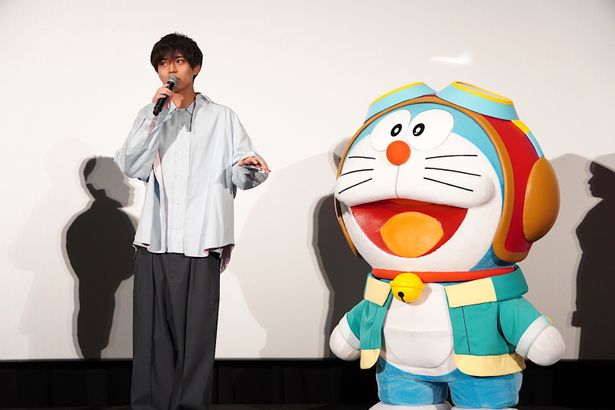 【写真を見る】永瀬廉、ドラえもんとの登壇に感激！