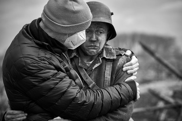 【写真を見る】『西部戦線異状なし』は第一次世界大戦末期を舞台に、理想に燃える若きドイツ人兵士のパウル・ボイマー(フェリックス・カマラー)の物語を描いている