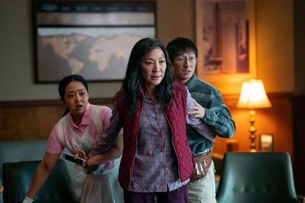 今年度の各映画賞で大旋風を巻き起こした「エブエブ」