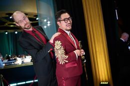 『エブエブ』ダニエルズ監督が監督賞を受賞！