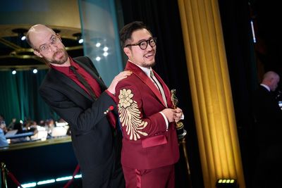 『エブエブ』ダニエルズ監督が監督賞を受賞！