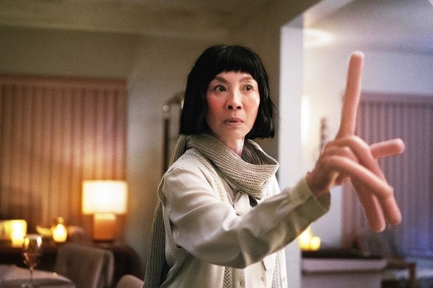 ミシェル・ヨーは救世主として覚醒してしまう主婦エヴリンを演じた