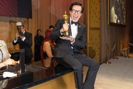 『エブエブ』こと『エブリシング・エブリウェア・オール・アット・ワンス』で第95回アカデミー賞助演男優賞を受賞したキー・ホイ・クァンの受賞スピーチをチェック！