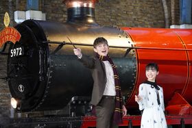 「ワーナー ブラザース スタジオツアー東京 ‐メイキング・オブ ハリー・ポッター」の9と3/4番線ホーム、ホグワーツ特急が初披露！芦田愛菜も観劇
