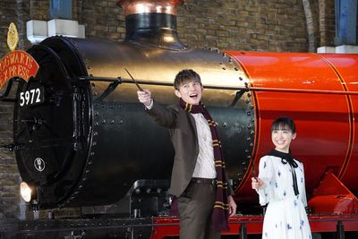 「ワーナー ブラザース スタジオツアー東京 ‐メイキング・オブ ハリー・ポッター」の9と3/4番線ホーム、ホグワーツ特急が初披露！芦田愛菜も観劇