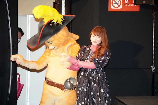 『長ぐつをはいたネコと9つの命』初日舞台挨拶の様子