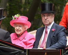 ミレニアルピンクの服でロイヤルアスコットに登場したエリザベス女王