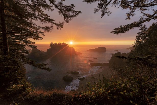 オレゴン州サミュエル・H・ボードマン景観回廊の美しい夕景