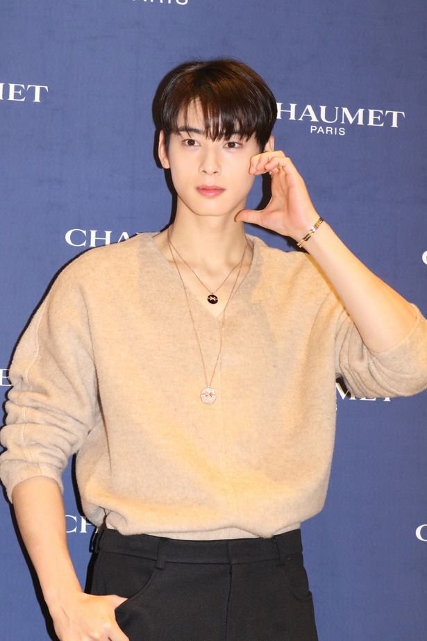 【写真を見る】“ほっぺハート”を披露しているチャ・ウヌのキュートさがたまらない