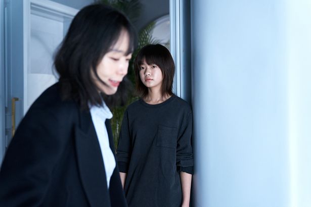子育てに苦闘するシングルマザーのキャラクター像に、家族という存在の難しさも感じられる