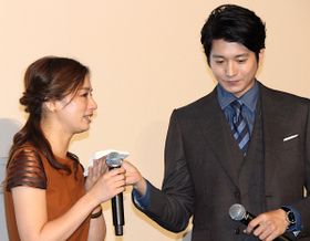 号泣する尾野真千子に向井理がハンカチを差し出した