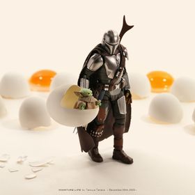 2つの卵黄をタトゥイーンの2つの太陽に“見立て”たところにこだわりを感じるミニチュア写真家、田中達也の「マンダロリアン」作品。タイトルは「赤子のカゴがタマゴ」