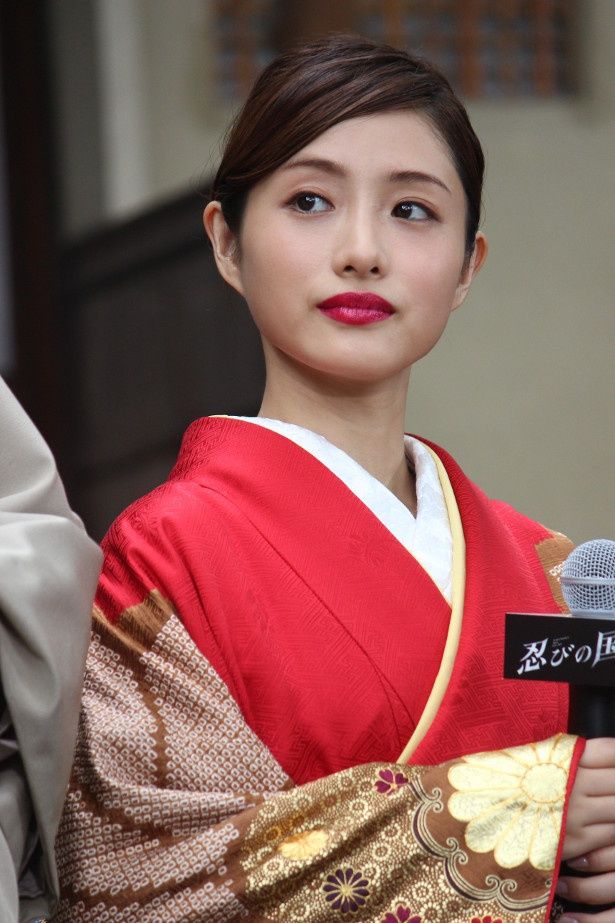 お国役の石原さとみ