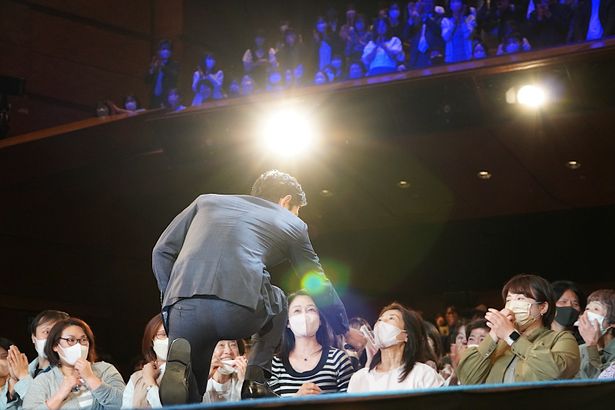 【写真を見る】鈴木亮平、興奮気味に一列目の観客に「映画、どうでしたか？」と直撃