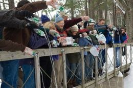 ミネラルウォーターを捨てることで、抗議の意志を示す人々