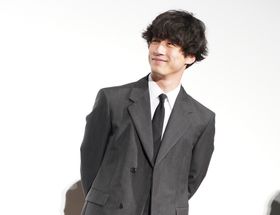 『サイド バイ サイド　隣にいる人』(公開中)で主人公の青年、未山を演じた坂口健太郎