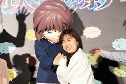 手を取り合った林原めぐみと灰原哀