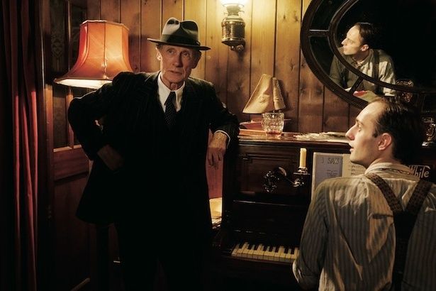 バーでの歌唱シーン。この映画の発端もカズオ・イシグロとビル・ナイがバーで出会ったことだったそう