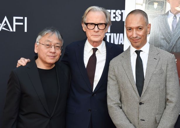 『生きる LIVING』プレミア上映にて。左からカズオ・イシグロ、ビル・ナイ、オリヴァー・ハーマナス監督