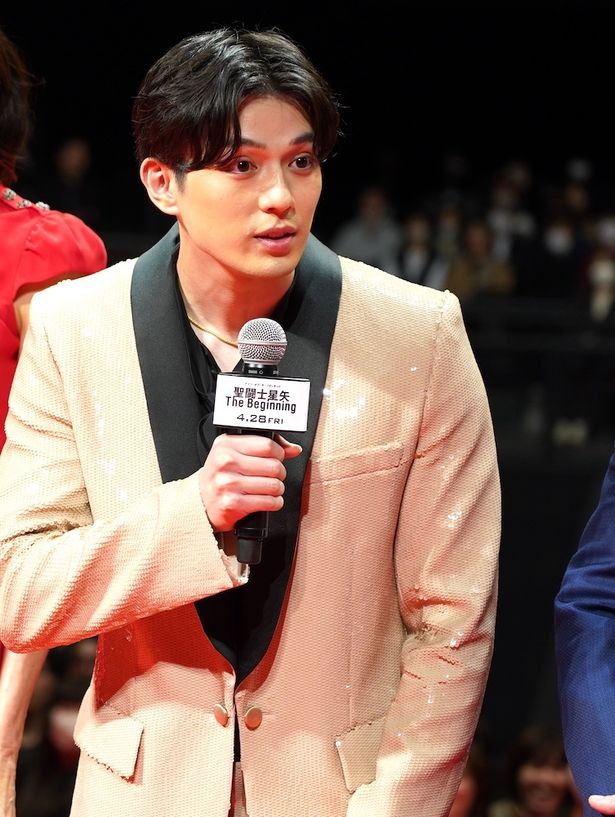 【写真を見る】新田真剣佑、「世界中に見せられる体に仕上げました」と自信！