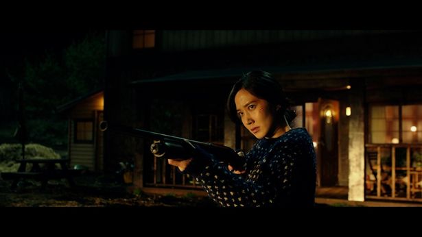 少女を守ろうとしてギョンヒも銃を構える(『THE WITCH／魔女　―増殖―』)