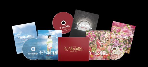 【写真を見る】舞台「千と千尋の神隠し」の世界を隅々まで！初回数量限定版Blu-rayには2バージョンの本編ディスクの他、豪華特典が盛りだくさん