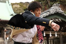 キャラPV解禁にあわせて岸演じる門松勝太の新たな場面写真も到着した