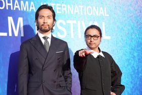 山田孝之、黒縁メガネをかけ「真実はいつもひとつ！」とポーズを決めた