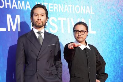 山田孝之、黒縁メガネをかけ「真実はいつもひとつ！」とポーズを決めた