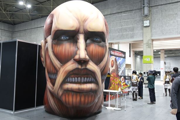 超大型巨人のヘッドバルーンが目立つ「time attack on titan」