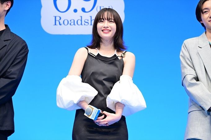映画『水は海に向かって流れる』の完成披露試写会に登壇した広瀬すず