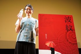 最新作『波紋』に登場する”水”を手にニッコリの荻上直子監督