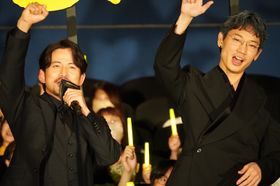 岡田准一＆綾野剛、息ぴったり！