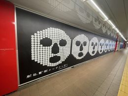 新宿メトロスーパープレミアムセットに『岸辺露伴 ルーヴルへ行く』のピールオフ広告が出現！