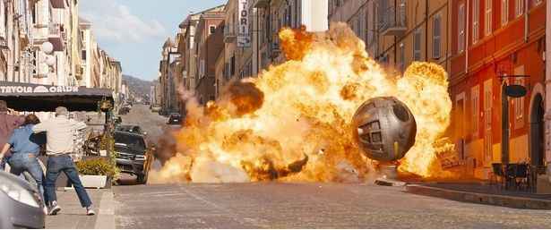 おなじみのファミリーに加え、新規キャストも参戦した『ワイルド・スピード／ファイヤーブースト』