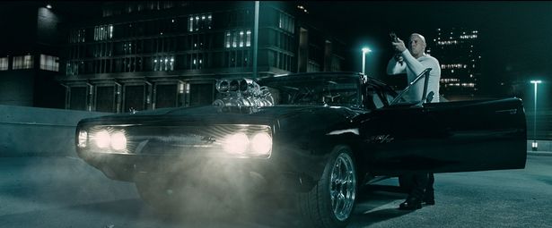 ボンネットから飛び出したスーパーチャージャーでおなじみのドミニクのダッジ・チャージャー(『ワイルド・スピード SKY MISSION』)