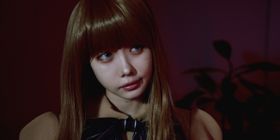 あのちゃんがトレードマークの“黒髪ボブ”を封印しミーガンに扮した『M3GAN／ミーガン』特別映像が解禁