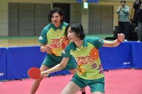 多満子(新垣)は萩原(瑛太)とペアを組み、全国大会出場を目指す