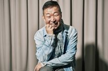 舞台「パラサイト」が開幕！演出を手掛けた鄭義信が、パワフルな作品を生み出す秘訣を語る