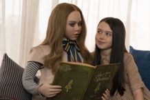 両親を失った少女ケイディ(バイオレット・マッグロウ)を守るようプログラムされたミーガン(『M3GAN／ミーガン』)