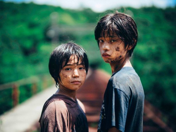 物語の鍵を握る2人の少年、麦野湊(黒川想矢)と星川依里(柊木陽太)