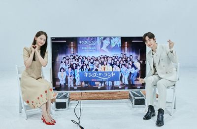 バーチャルファンミーティングを開催した「キング・ザ・ランド」のジュノとユナ